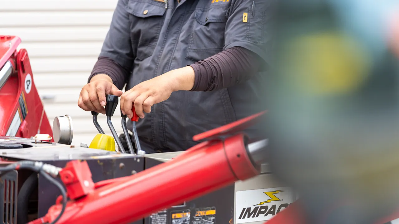 天井クレーン点検スタッフ